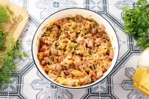 Салат с фасолью, морковью и колбасой