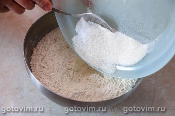 Кулич с изюмом и шоколадной начинкой Кулич с изюмом и шоколадной начинкой