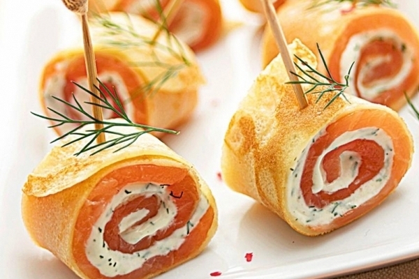 Закусочные рулетики из блинов с лососем Закусочные рулетики из блинов с лососем