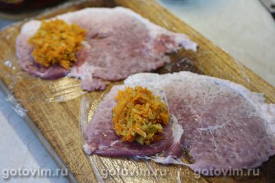 Рулетики из свинины с солеными огурцами и морковью под сырной корочкой  Рулетики из свинины с солеными огурцами и морковью под сырной корочкой