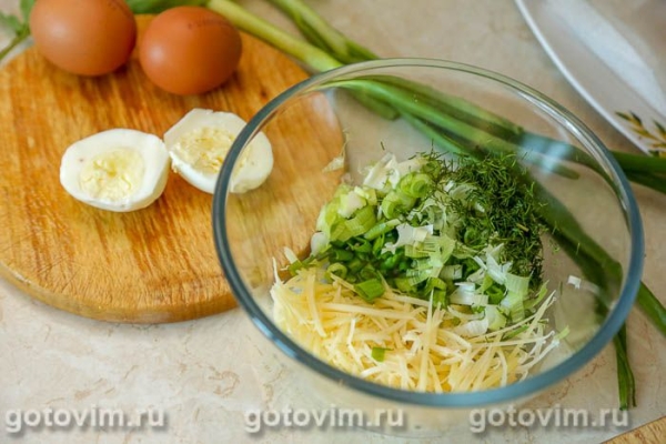 Несладкие пончики с салатом из сыра, яиц и зелени Несладкие пончики с салатом из сыра, яиц и зелени