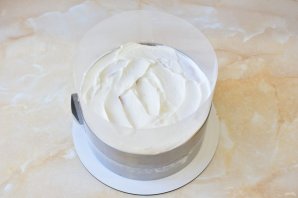 Медовик с клубникой и сметанным кремом Медовик с клубникой и сметанным кремом