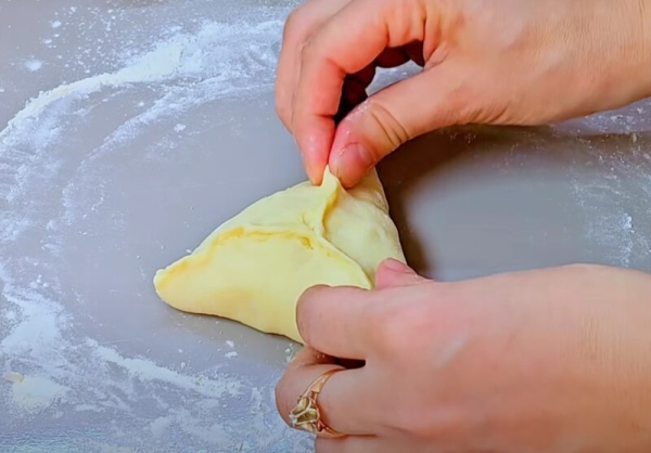 Мягкие, как облако и вкусные, как праздник: бюджетные пирожки, которые подойдут к чаю, борщу и даже сметане! Мягкие, как облако и вкусные, как праздник: бюджетные пирожки, которые подойдут к чаю, борщу и даже сметане!