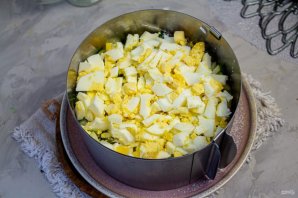 Салат с копченой курицей, черносливом и грецкими орехами Салат с копченой курицей, черносливом и грецкими орехами