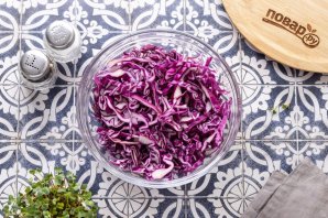 Салат из красной капусты с яблоками и арахисом Салат из красной капусты с яблоками и арахисом