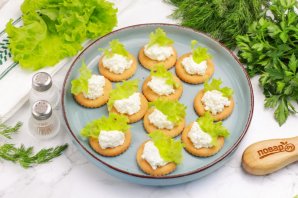 Канапе на крекерах на праздничный стол Канапе на крекерах на праздничный стол