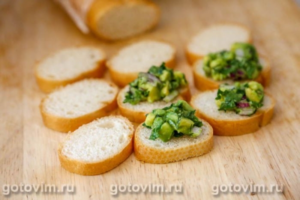 Закуска с икрой и авокадо