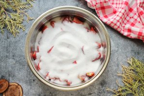 Варенье из клубники с розовым перцем Варенье из клубники с розовым перцем