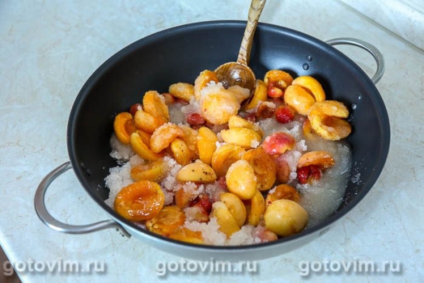 Абрикосовое варенье с черешней Абрикосовое варенье с черешней