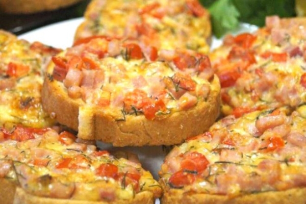 Самая ленивая пицца на батоне Самая ленивая пицца на батоне