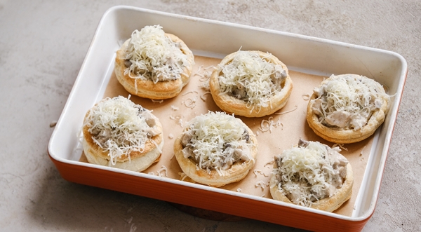 Жюльен в тарталетках с курицей и грибами, пошаговый рецепт с фото на 185 ккал Жюльен в тарталетках с курицей и грибами, пошаговый рецепт с фото на 185 ккал