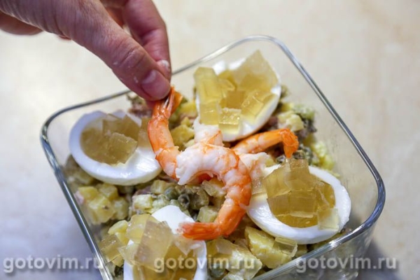 Салат &laquo;Оливье&raquo; с ланспиком, цыпленком и креветками по старинному рецепту