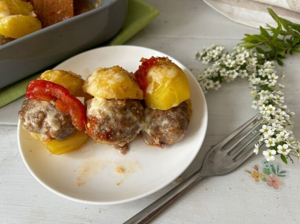 Запеченный картофель с котлетами