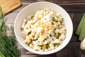 Салат с курицей, грибами и маринованными огурцами Салат с курицей, грибами и маринованными огурцами