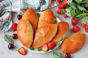 Пирожки с вишней и клубникой Пирожки с вишней и клубникой