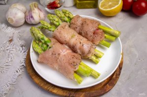 Куриные грудки со спаржей под голландским соусом Куриные грудки со спаржей под голландским соусом