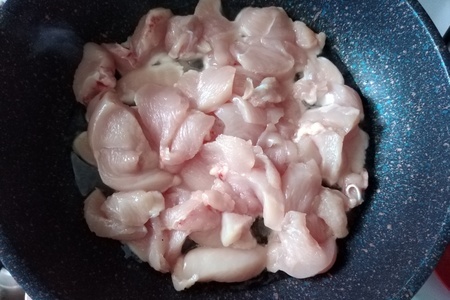 Салат с рисовой лапшой, курицей и овощами