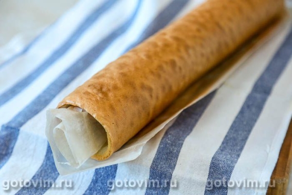 Бисквитный рулет с баварским кремом с земляникой