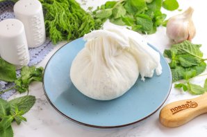 Домашний сыр с зеленью и чесноком Домашний сыр с зеленью и чесноком
