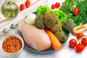 Куриная грудка, тушеная с овощами