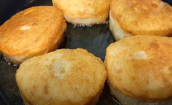 Пирожки с колбасой: так готовили бабушки ещё в советском союзе.. Муж съедает по 10 штук и не поправляется Пирожки с колбасой: так готовили бабушки ещё в советском союзе.. Муж съедает по 10 штук и не поправляется