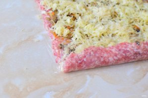 Рулет из фарша с грибами