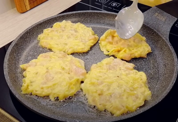 Что может быть проще и вкуснее: сочные лепешки из куриного мяса и картофеля. Потрясающий ужин на сковороде
