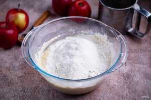 Печеные пирожки с яблоками