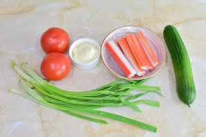 Крабовый салат с помидорами и огурцами Крабовый салат с помидорами и огурцами