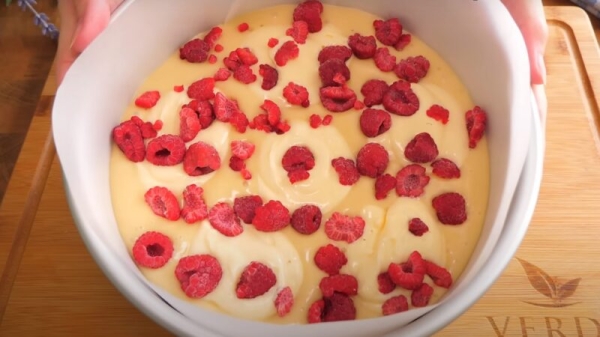 Нежный пирог с малиной к чаю. Простой и вкусный рецепт Нежный пирог с малиной к чаю. Простой и вкусный рецепт