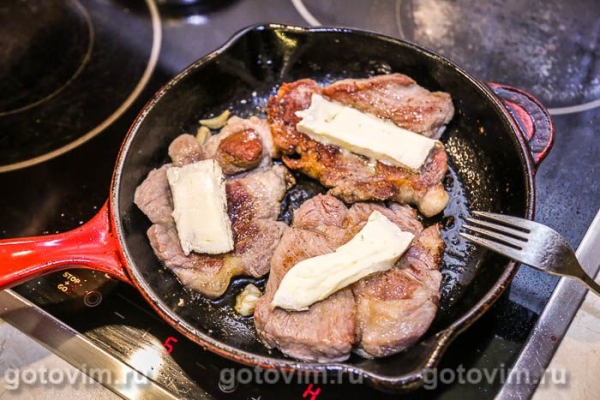 Стейк из свиной шейки с камамбером и клюквой