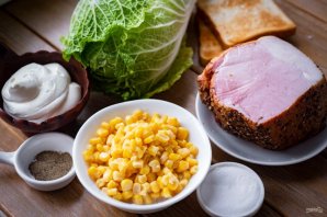 Салат с кукурузой и сухариками Салат с кукурузой и сухариками