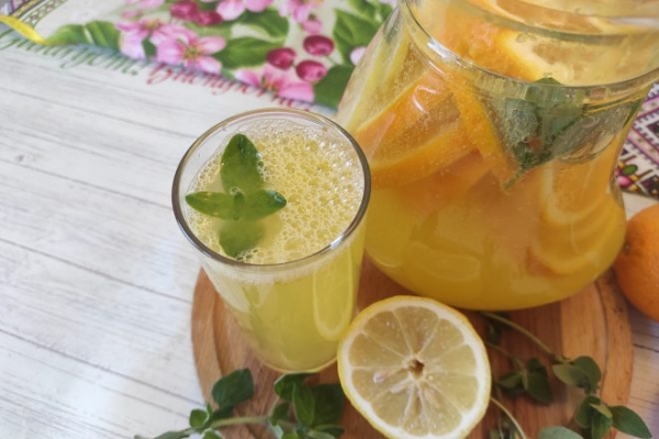 Домашний лимонад из апельсинов и лимонов с мятой