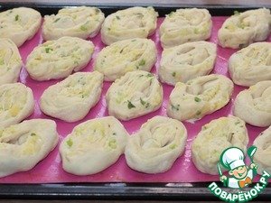 Слоеные пирожки с луком и картошкой