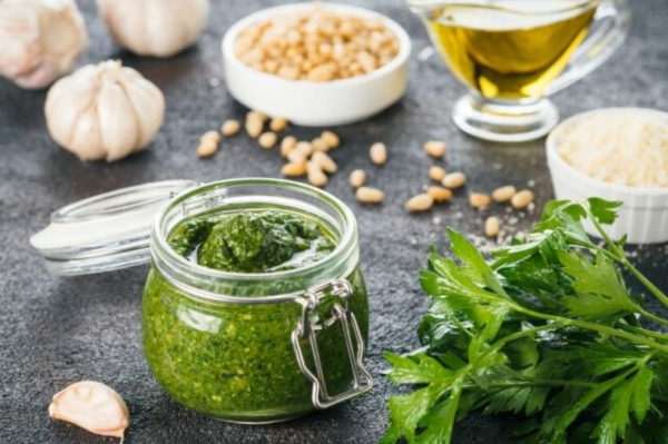 Соус «Песто» с чесноком и кедровыми орешками Соус «Песто» с чесноком и кедровыми орешками