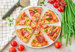 Пицца с копченой колбасой