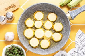 Кабачки в кляре с чесноком