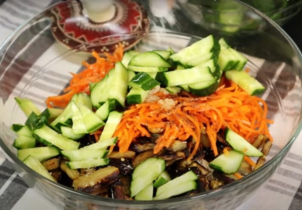 Салат «Золотой Цыпленок» — всего 4 ингредиента. Сытный и вкусный рецепт без хлопот