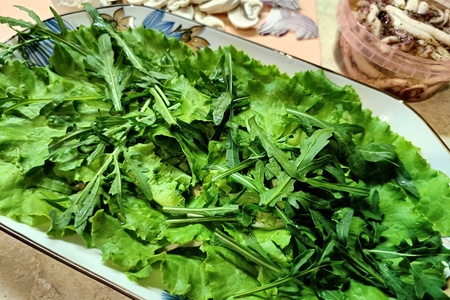 Салат с кальмаром, авокадо и свежими шампиньонами Салат с кальмаром, авокадо и свежими шампиньонами