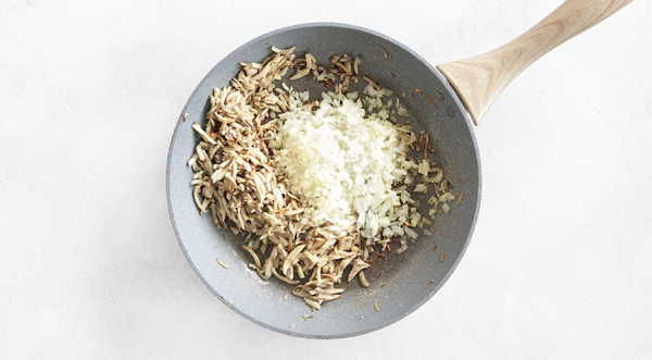 Жюльен в тарталетках с грибами в духовке, пошаговый рецепт с фото на 167 ккал