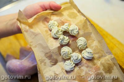 Курица, запеченная с сырным маслом под кожей