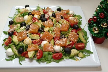 Салат с красной рыбой и авакадо