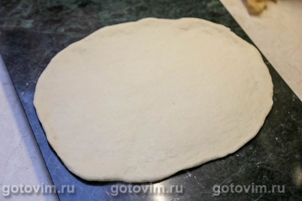 Пицца с окороком, сыром и сырым яйцом Пицца с окороком, сыром и сырым яйцом