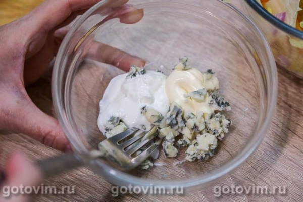 Салат из языка с овощами и сыром с голубой плесенью