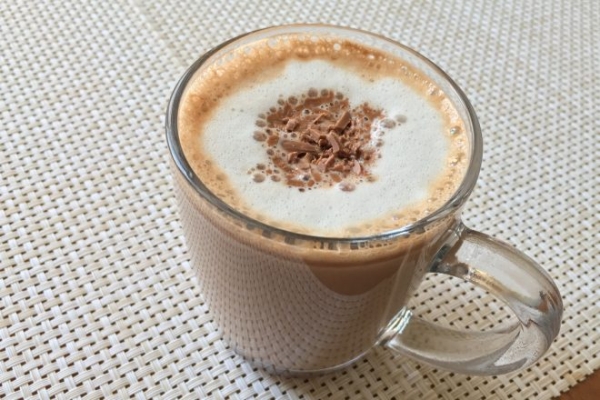 Горячий шоколад из молока, шоколада и какао