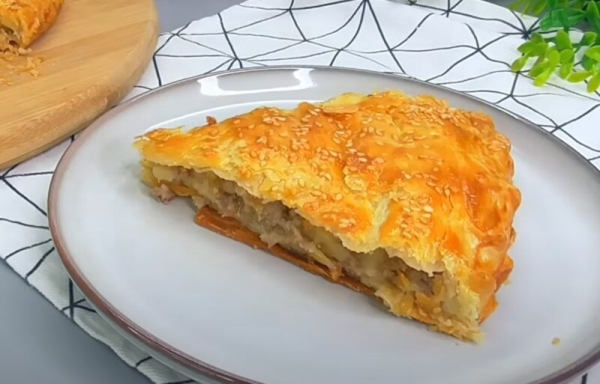Ломается с хрустом, а внутри – мясной сюрприз. Рецепт сочного слоеного пирога из простых продуктов
