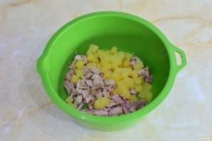 Салат с копчёной курицей и ананасами