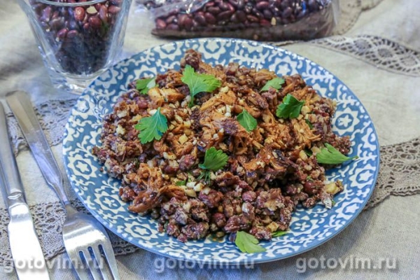 Теплый салат из красной фасоль с рваным мясом и орехами 