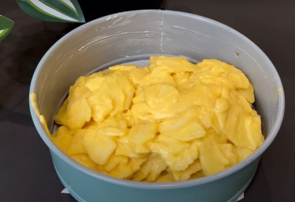 Много яблок, мало сахара и мало муки: пирог, который пахнет осенью и выглядит как из кондитерской Много яблок, мало сахара и мало муки: пирог, который пахнет осенью и выглядит как из кондитерской