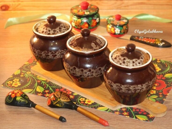 Свинина в горшочках с молочным соусом